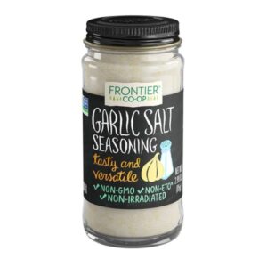 Front view of Frontier® Garlic Salt Blend 0.51lb in resealable packaging, perfect for savory dishes.